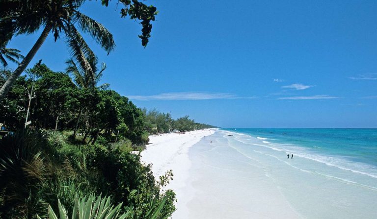 Plage sur la côte kényane près de Mombasa, idéale pour récupérer après un safari